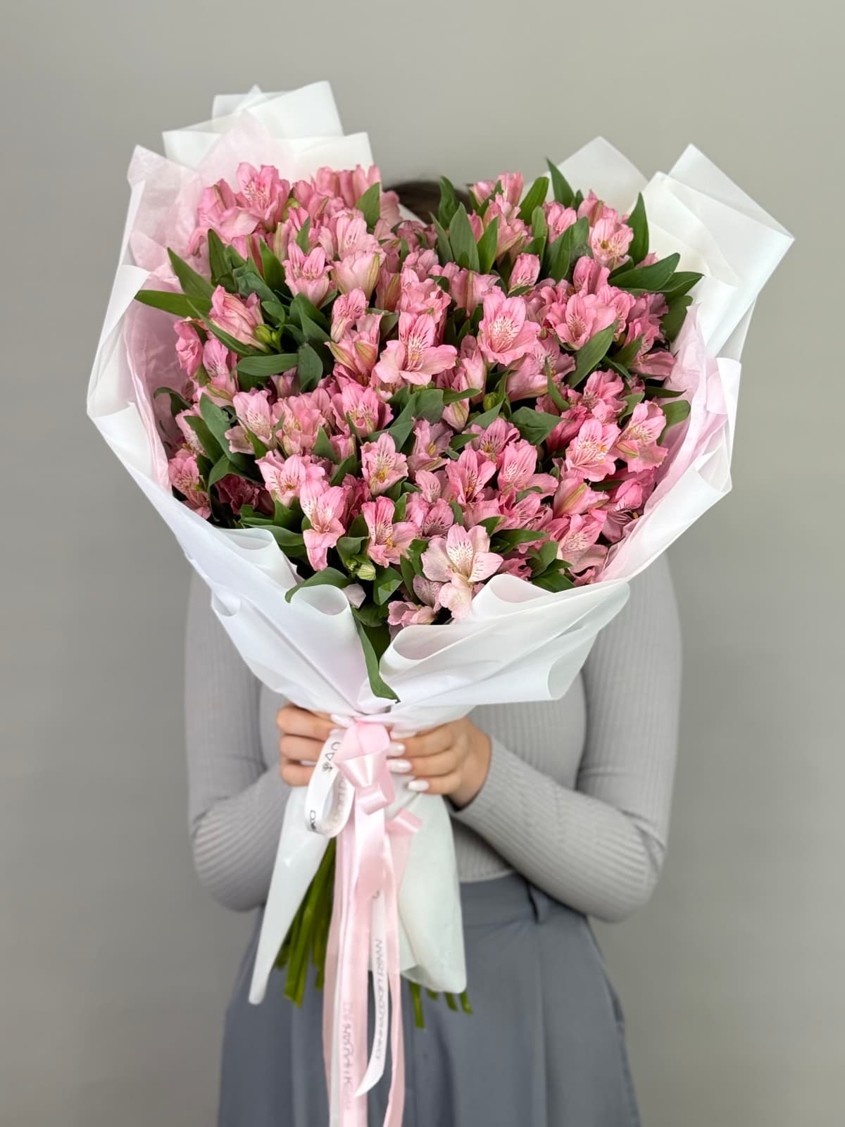 Прекрасный букет из 51 альстромерий "Примадонна"