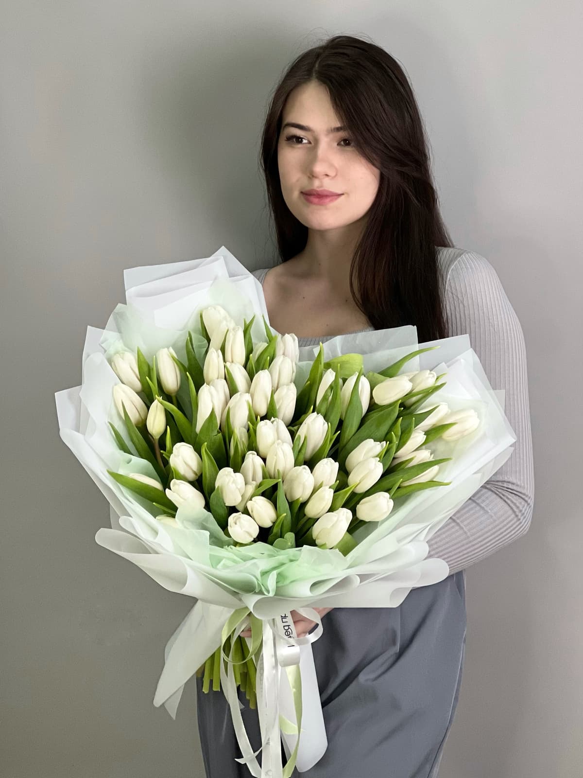 Букет из 51 белого тюльпана в фирменной упаковке
