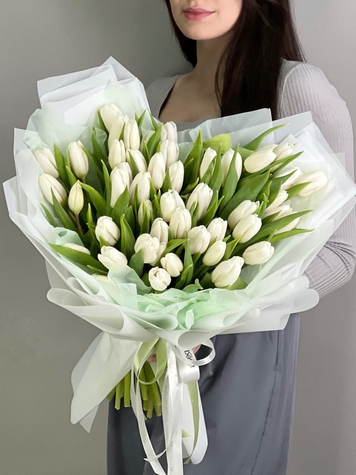 Букет из 51 белого тюльпана в фирменной упаковке