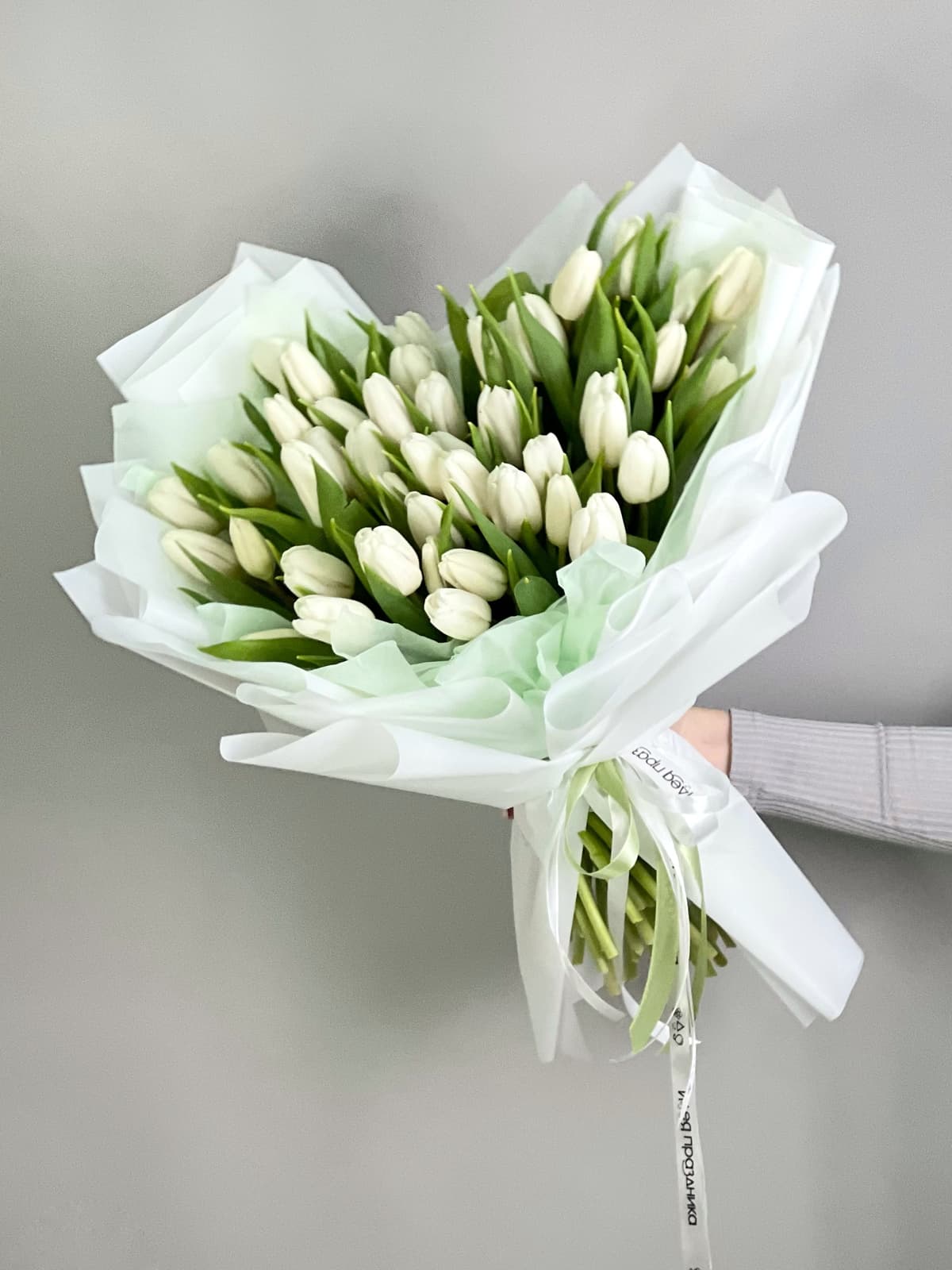 Букет из 51 белого тюльпана в фирменной упаковке