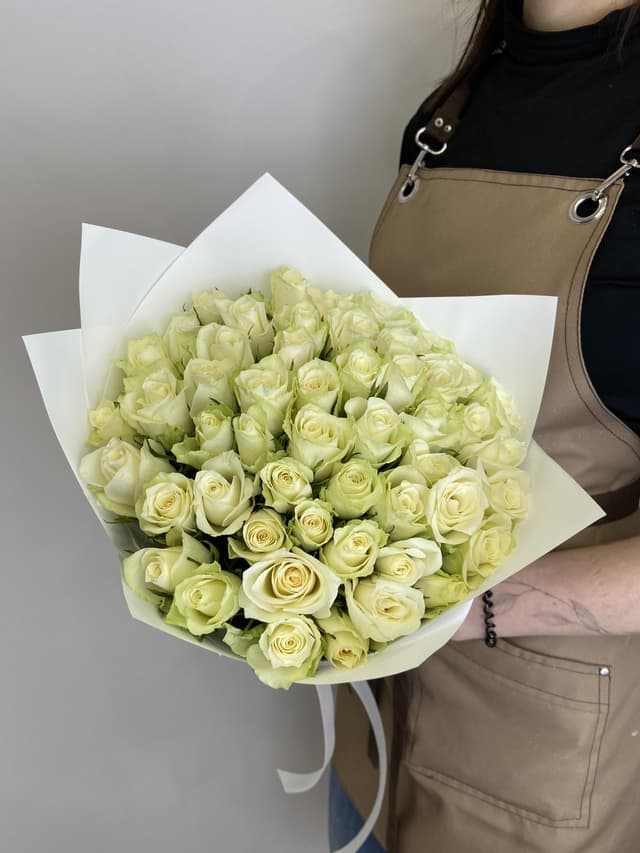 Классический букет из 51 белой розы Кения 35-40см в матовом оформлении Классический букет из 51 белой розы Кения 35-40см в матовом оформлении