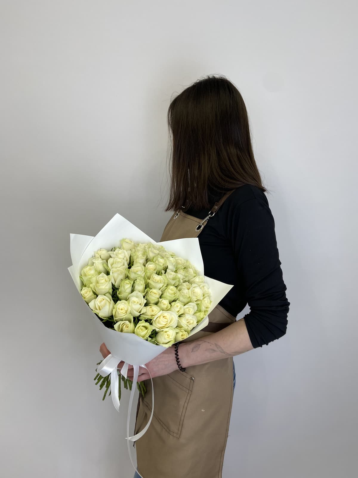Классический букет из 51 белой розы Кения 35-40см в матовом оформлении