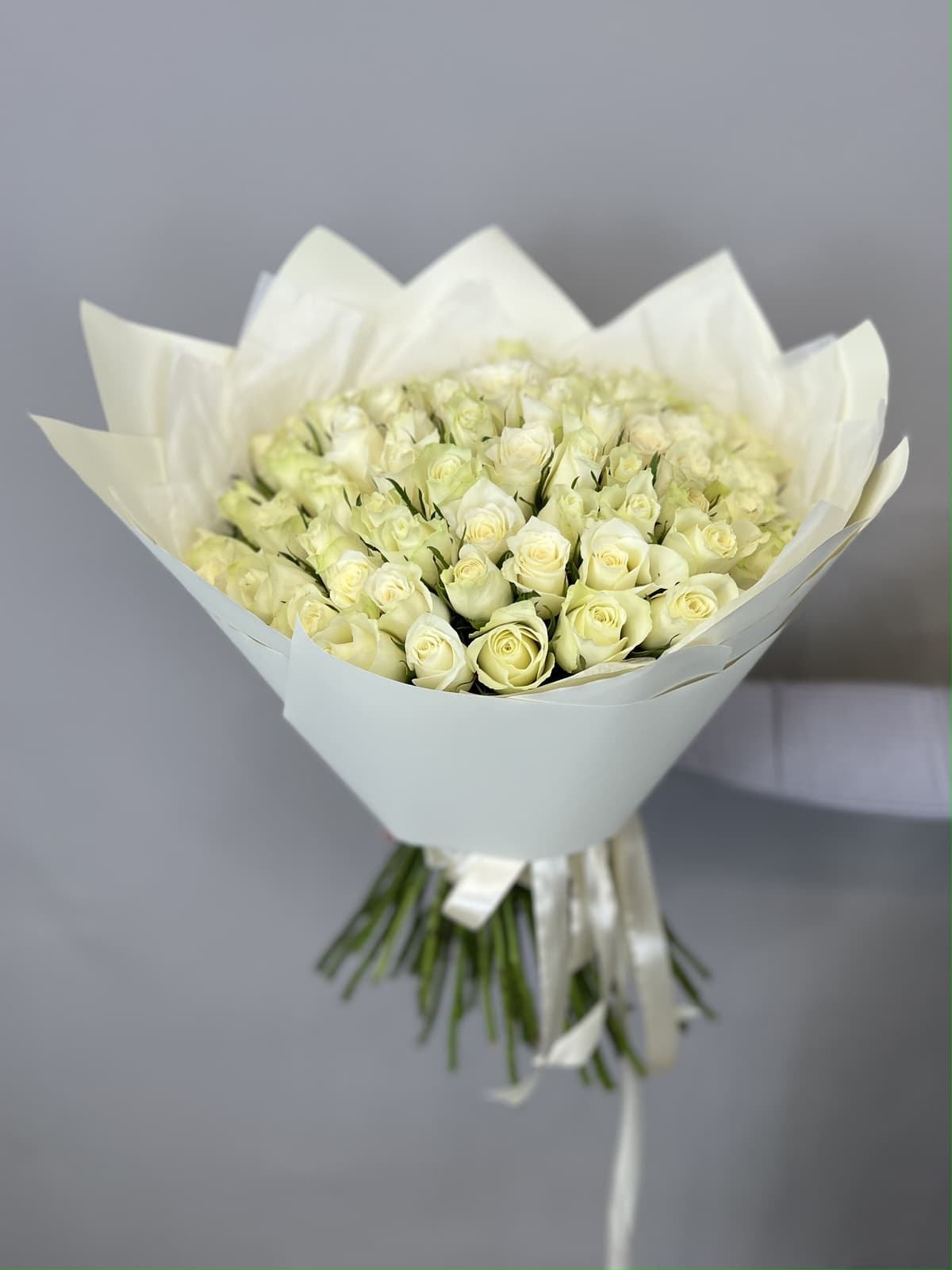 Весенний букет из 51 белых роз Кения 35-40 см в матовой бумаге