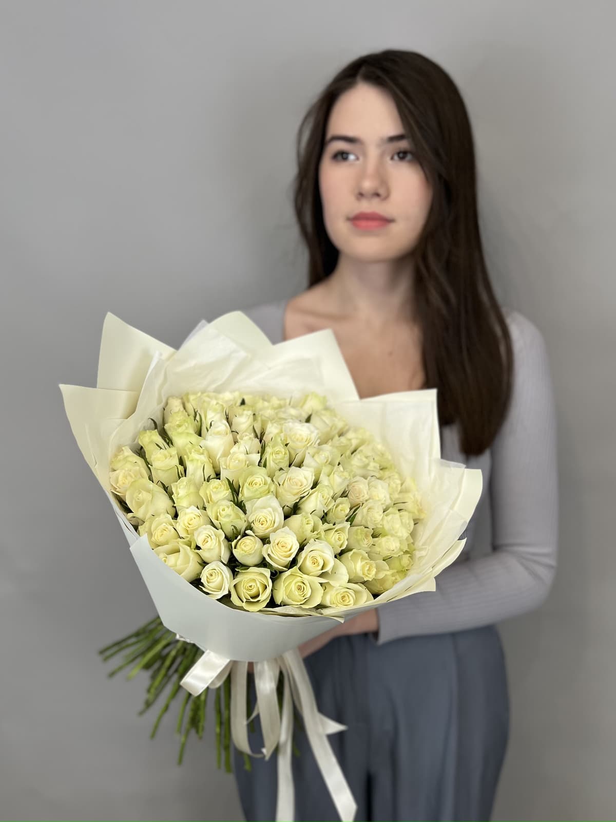 Весенний букет из 51 белых роз Кения 35-40 см в матовой бумаге