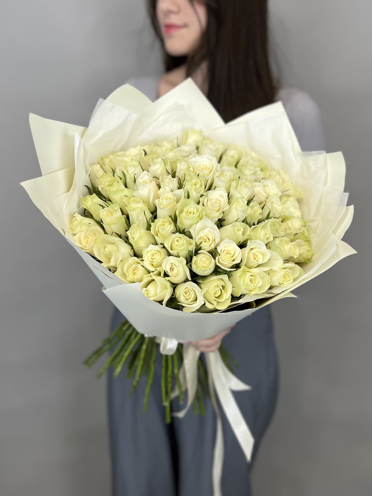 Весенний букет из 51 белых роз Кения 35-40 см в матовой бумаге