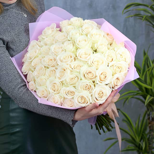 Букет из 51 белых роз в матовой бумаге 60 см Букет из 51 белых роз в матовой бумаге 60 см