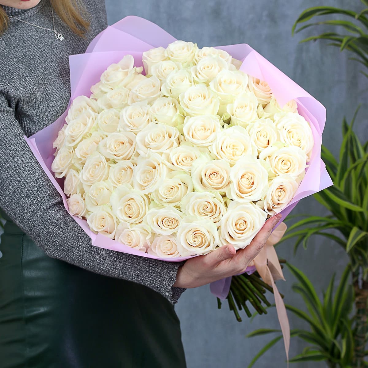 Оригинальный букет из 51 белых роз в матовой бумаге 70 см