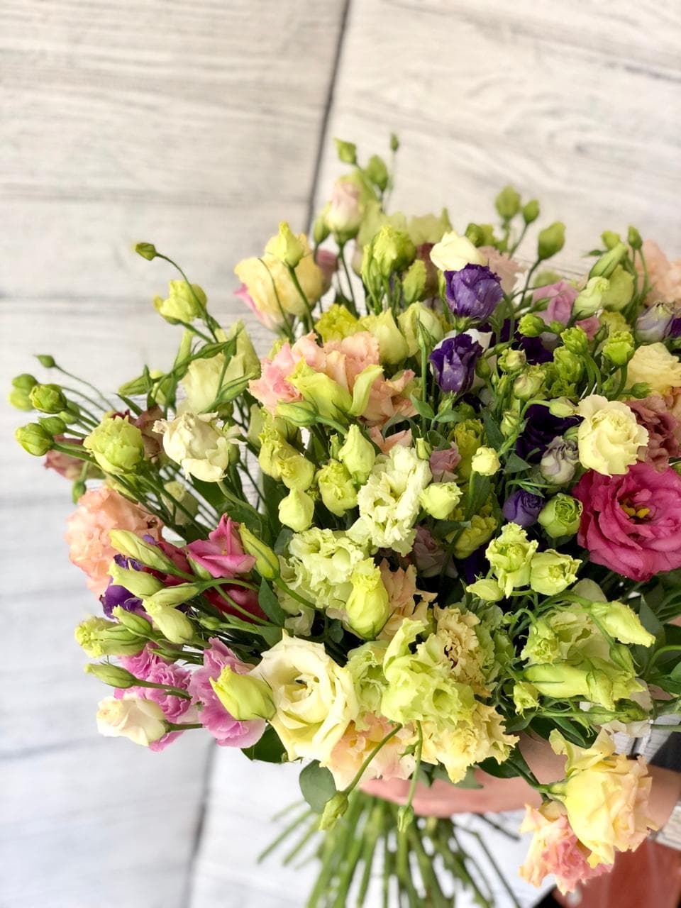 Нежный букет из 51 эустомы