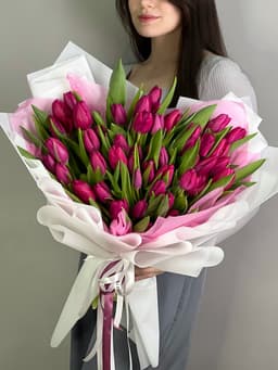 Букет из 51 фиолетового тюльпана в фирменной упаковке