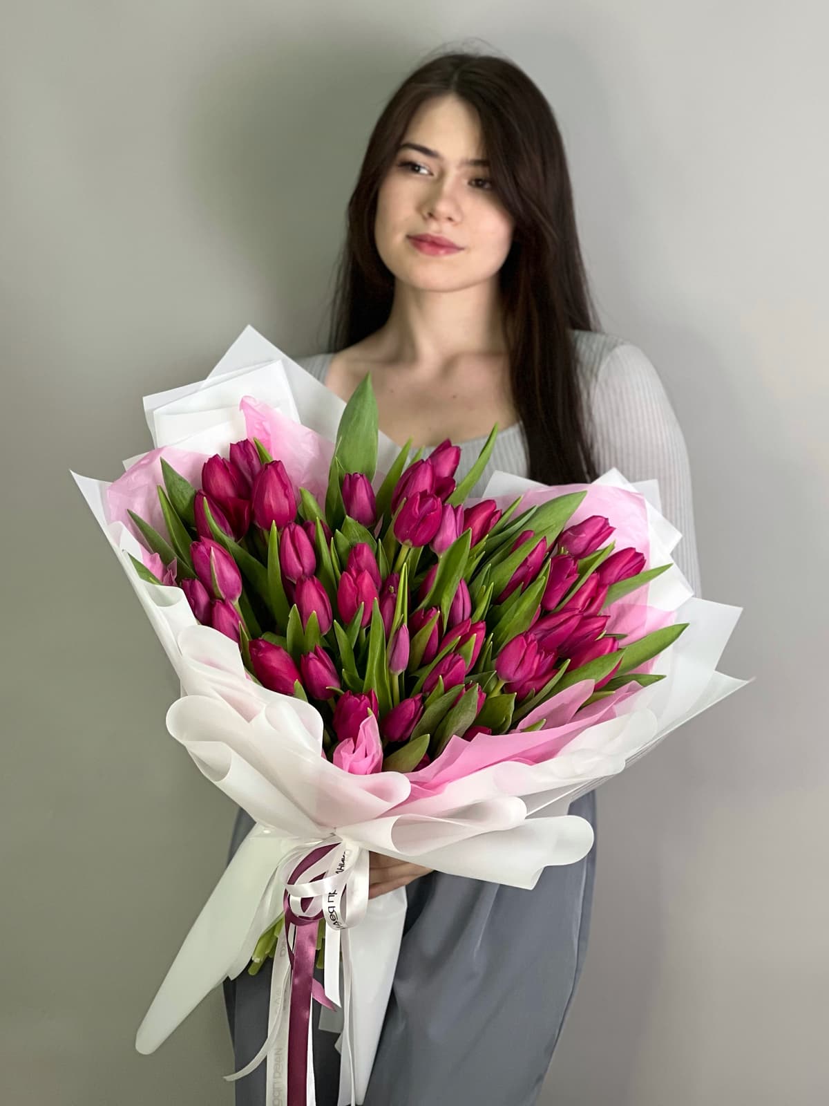 Букет из 51 фиолетового тюльпана в фирменной упаковке