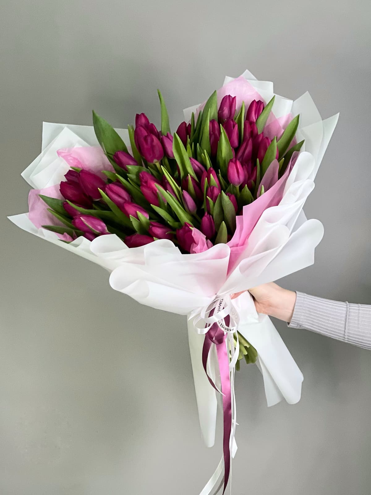 Букет из 51 фиолетового тюльпана в фирменной упаковке