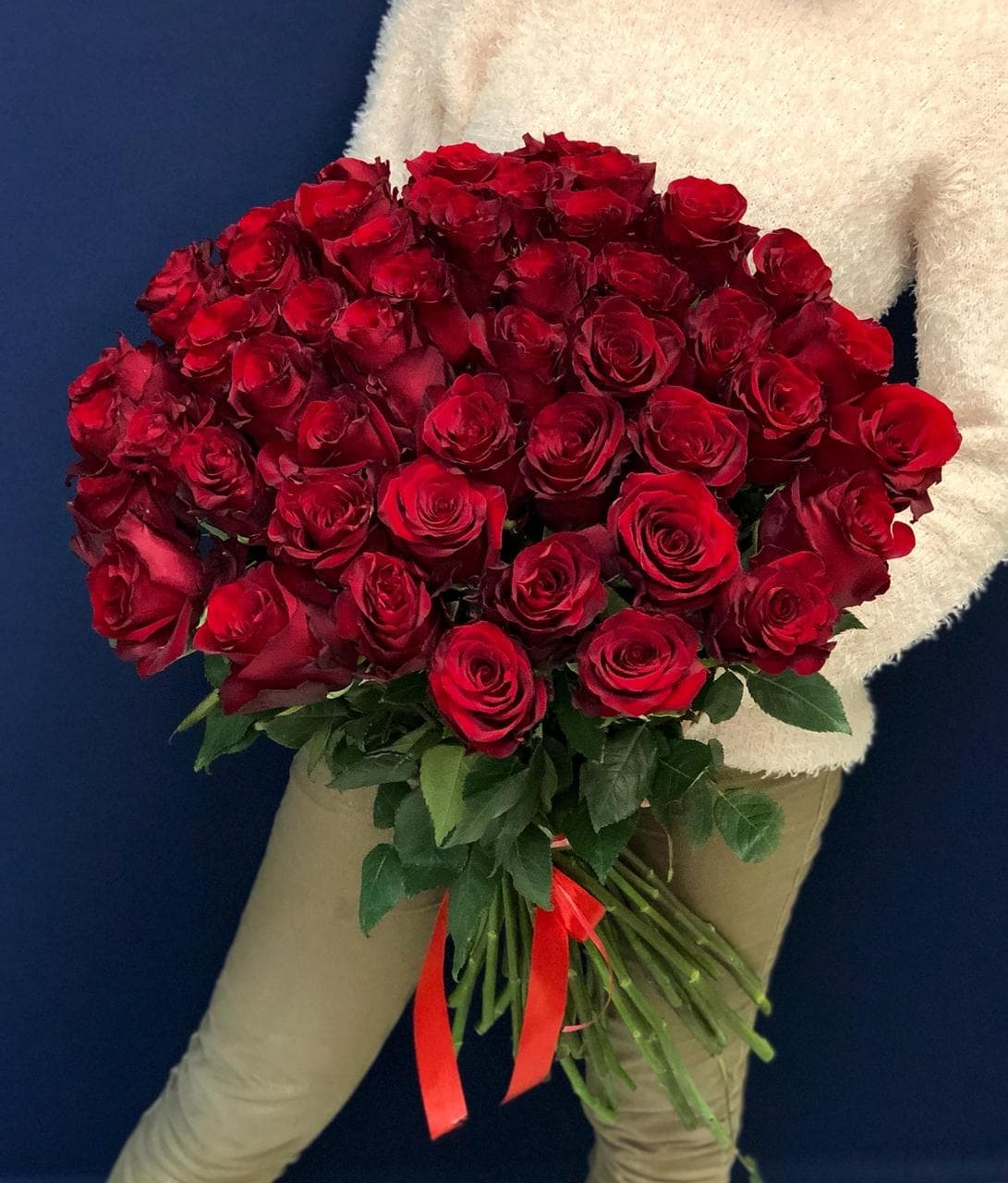 Красочный букет из 51 красной розы Эквадор 50 см