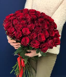 Весенний букет из 51 красной розы Эквадор 60 см