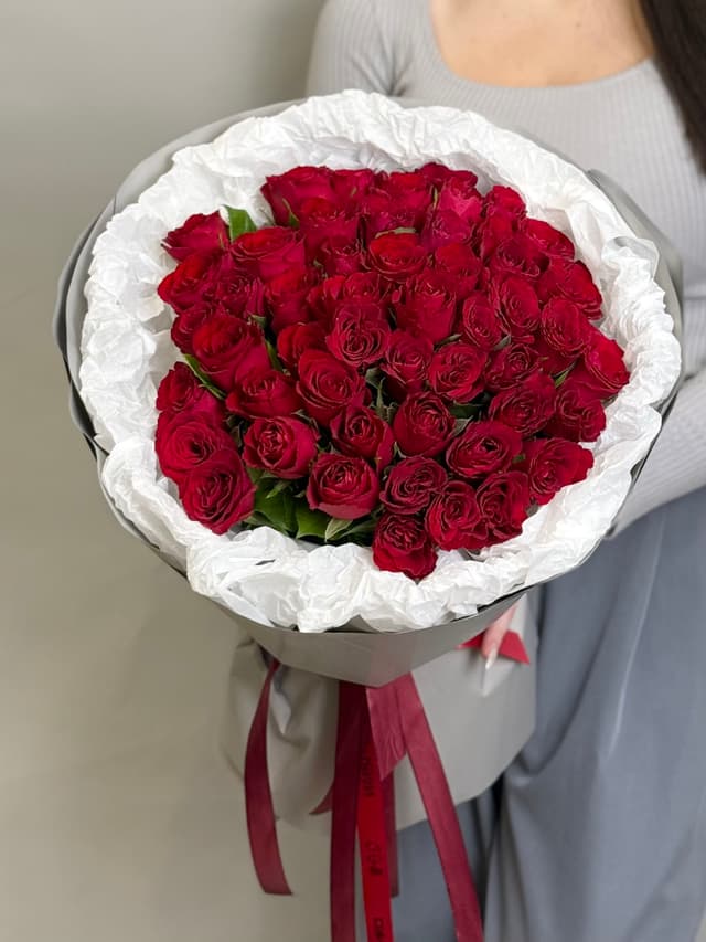 Букет из 51 красной розы Кения 35-40 см в фирменной упаковке Букет из 51 красной розы Кения 35-40 см в фирменной упаковке