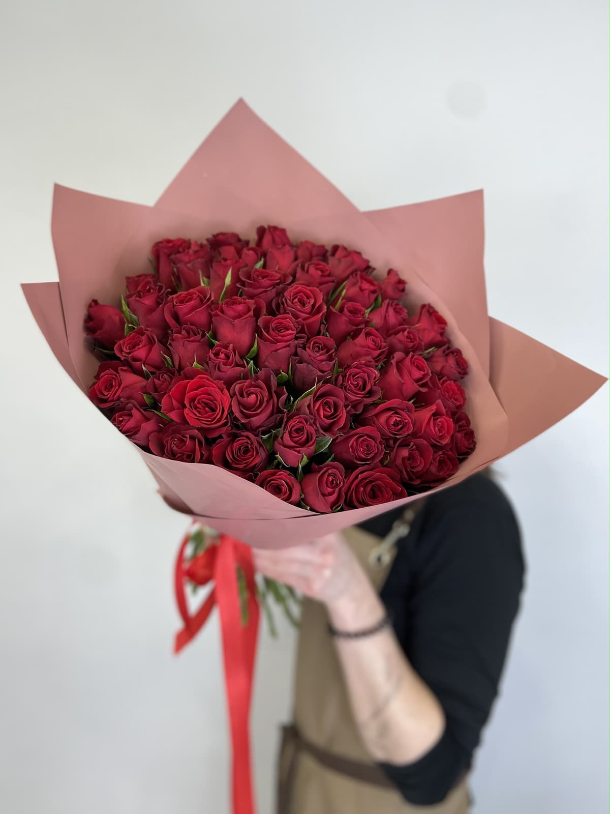 Красивый букет из 51 красных роз Кения 35-40см в матовом
