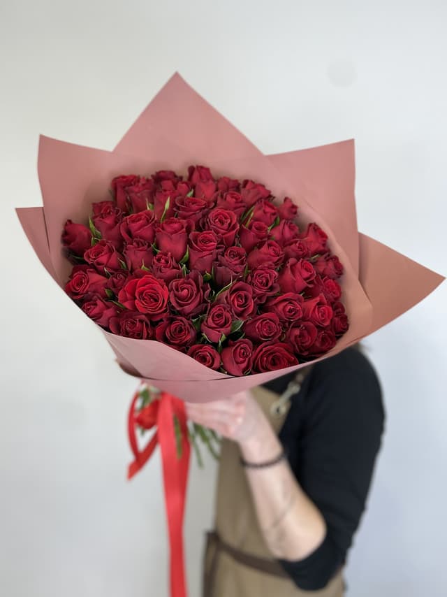 Красивый букет из 51 красных роз Кения 35-40см в матовом Красивый букет из 51 красных роз Кения 35-40см в матовом