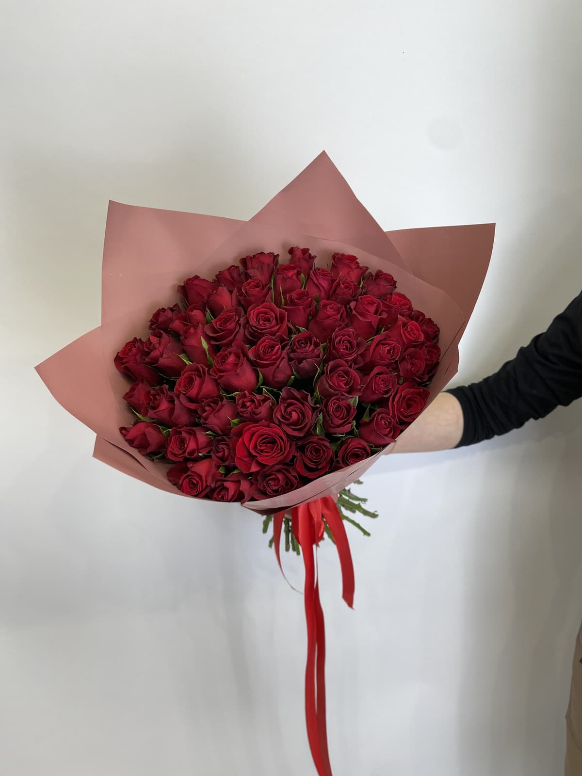 Красивый букет из 51 красных роз Кения 35-40см в матовом
