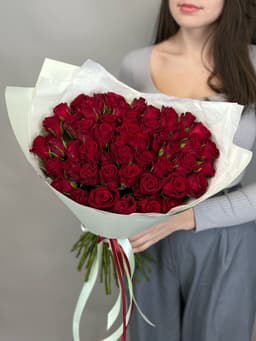 Популярный букет из 51 красных роз Кения 35-40см в матовой бумаге