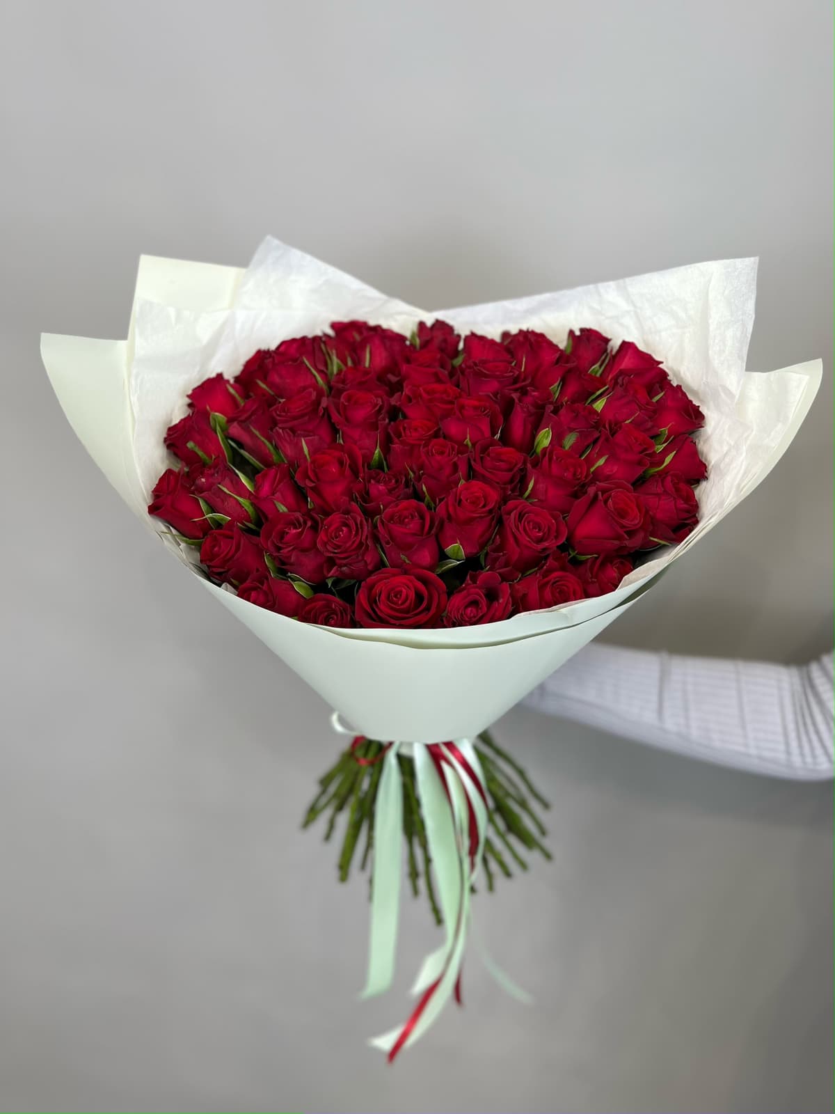 Популярный букет из 51 красных роз Кения 35-40см в матовой бумаге