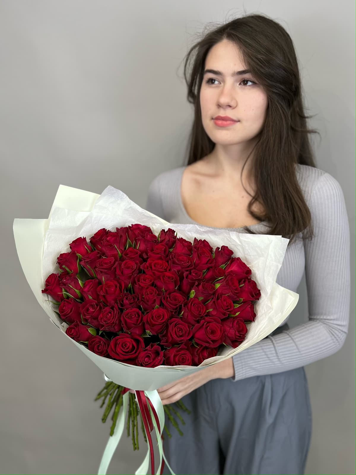 Популярный букет из 51 красных роз Кения 35-40см в матовой бумаге