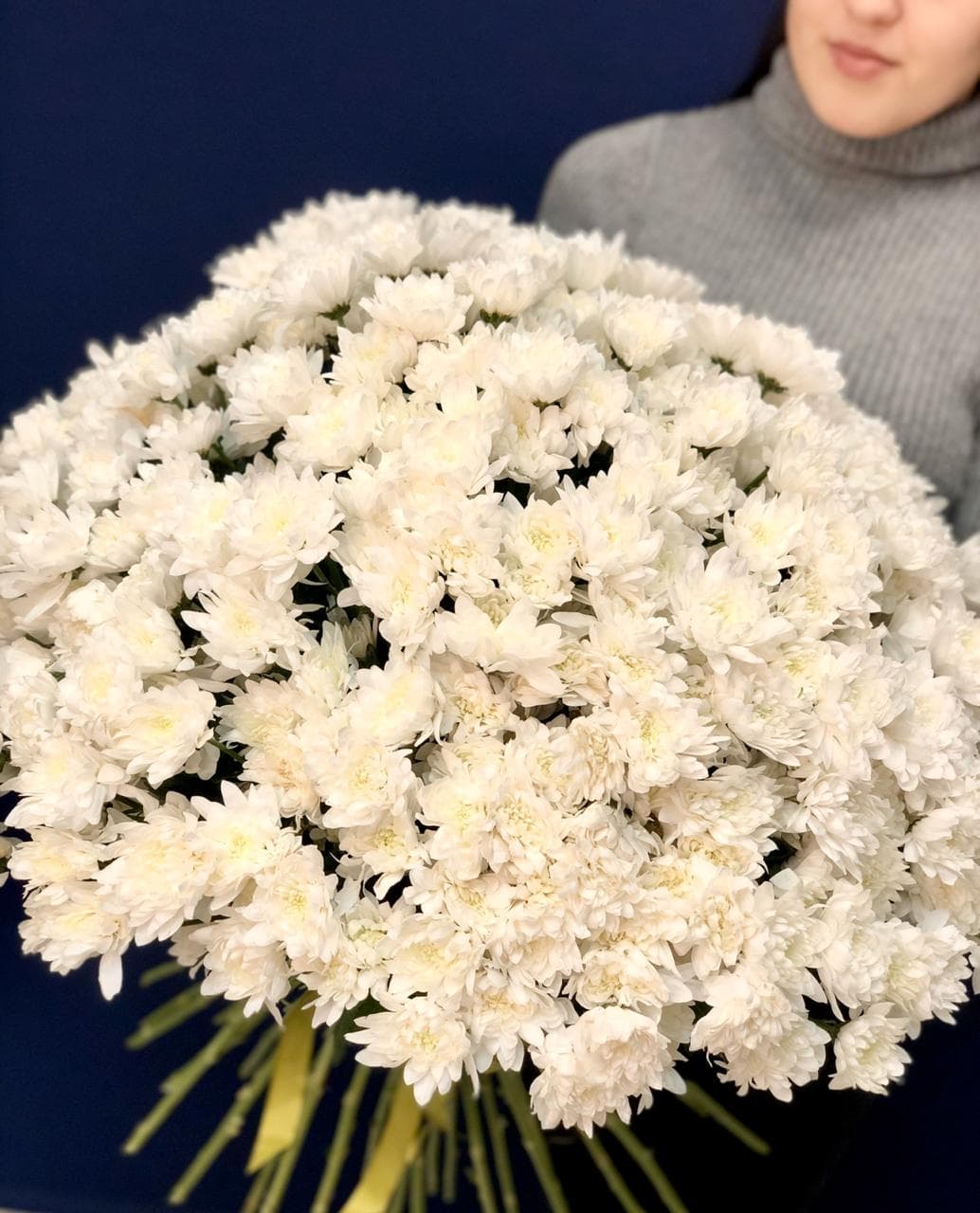 Весенний букет из 51 кустовой хризантемы