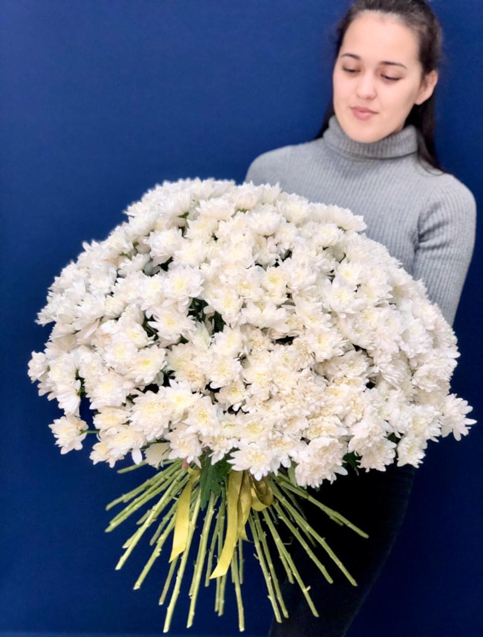 Весенний букет из 51 кустовой хризантемы