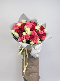 Стильный букет из 51 микс роз стандарт 50 см в оформлении