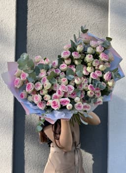 Дизайнерский букет из 51 пионовидной кустовой розы Gelato с эвкалиптом