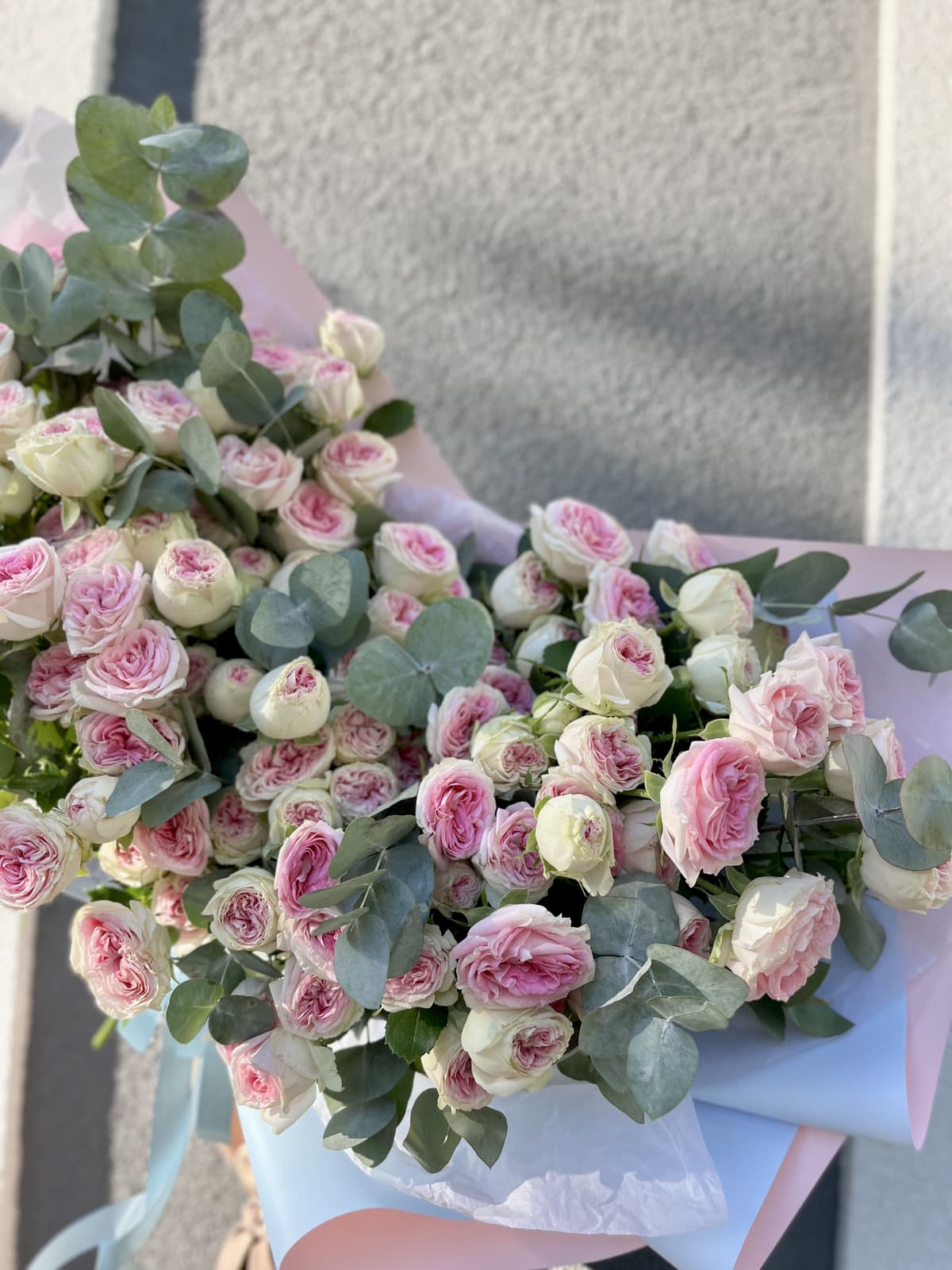 Дизайнерский букет из 51 пионовидной кустовой розы Gelato с эвкалиптом