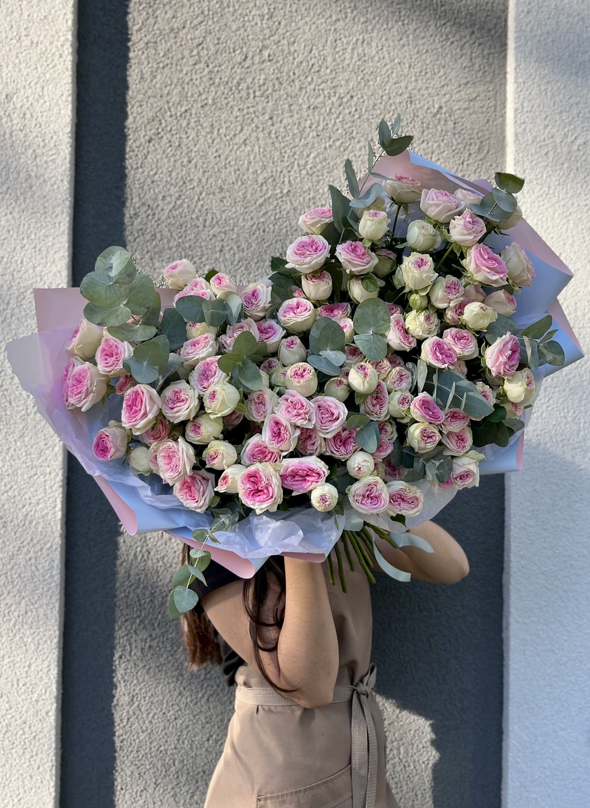 Дизайнерский букет из 51 пионовидной кустовой розы Gelato с эвкалиптом