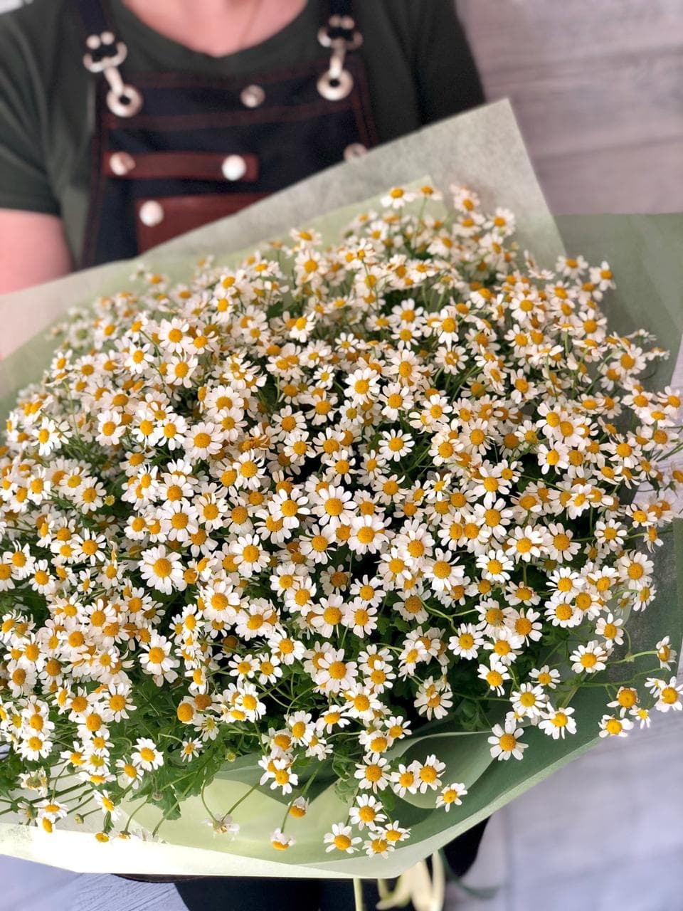 Букет из 51 ромашки в фетре Уфа