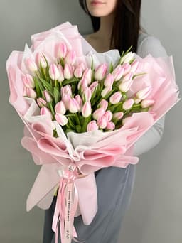 Букет из 51 розового тюльпана в фирменной упаковке