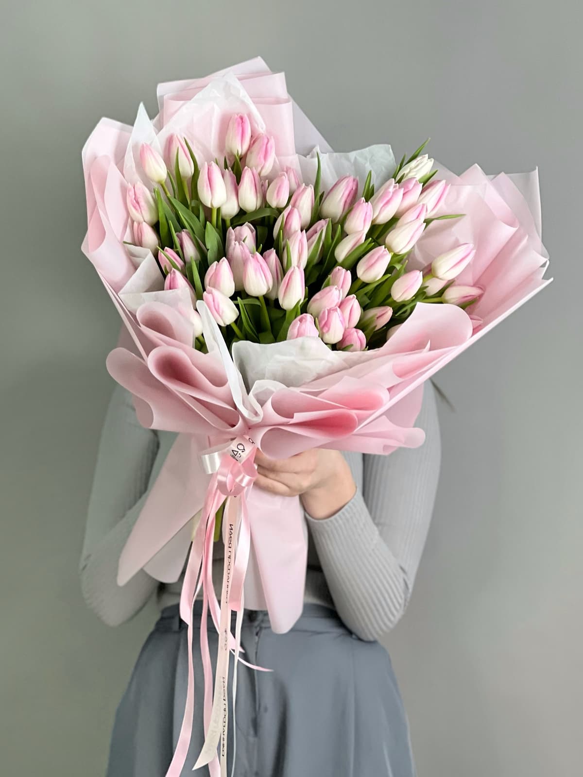 Букет из 51 розового тюльпана в фирменной упаковке