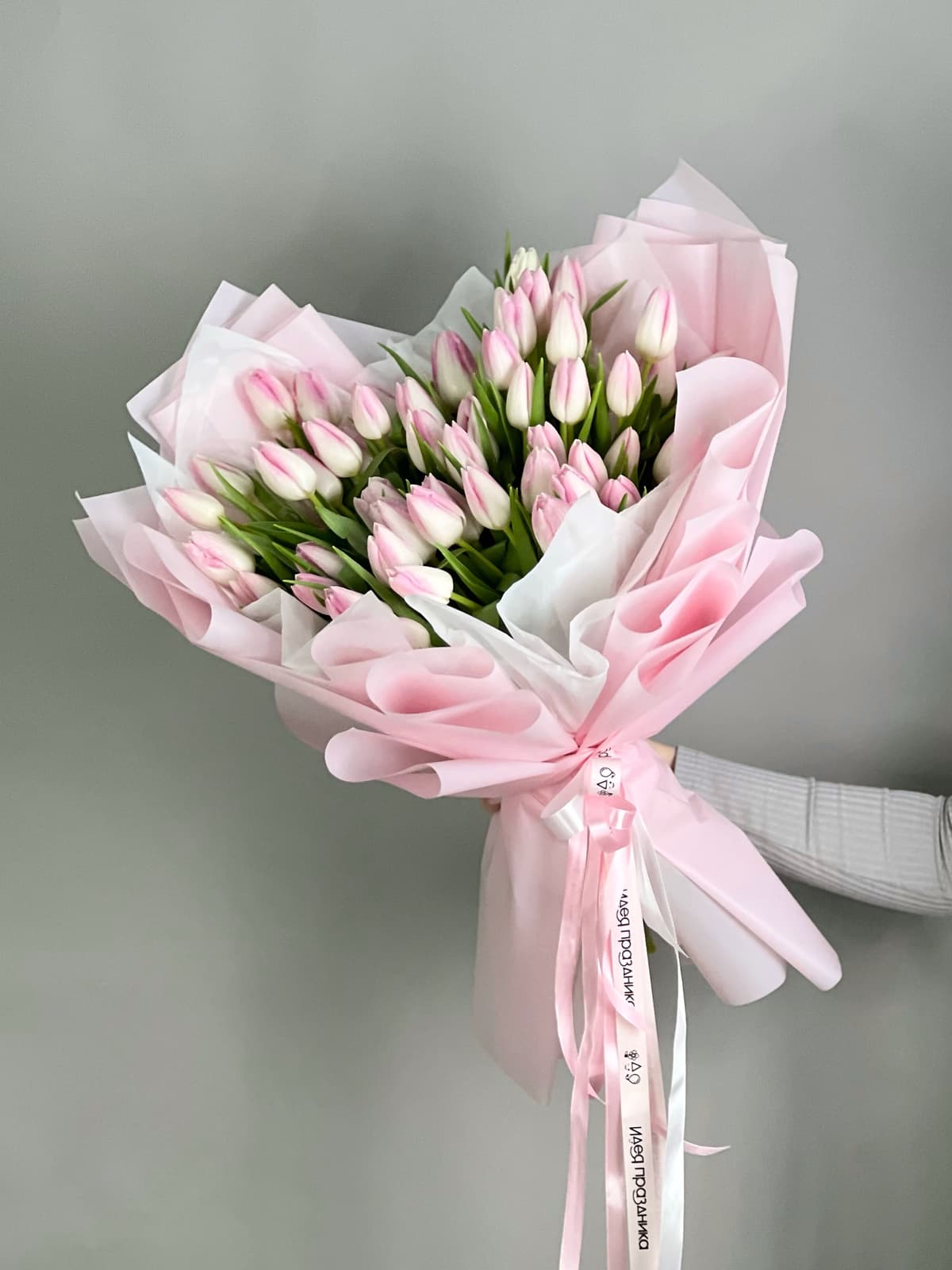 Букет из 51 розового тюльпана в фирменной упаковке