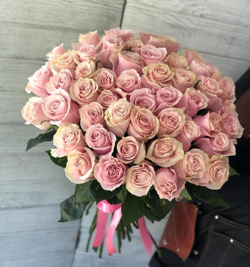 Красочный букет из 51 розовой розы 70 см
