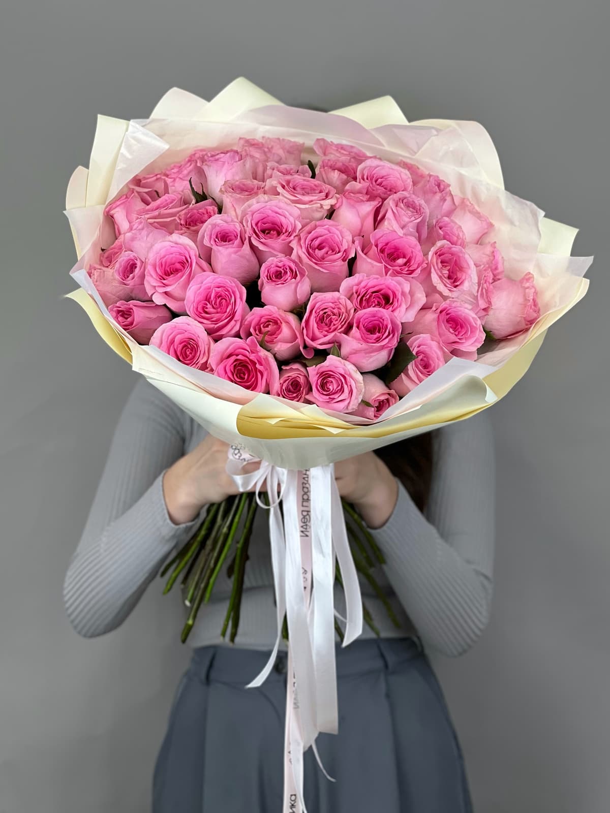 Весенний букет из 51 розовой розы стандарт 50 см в оформлении