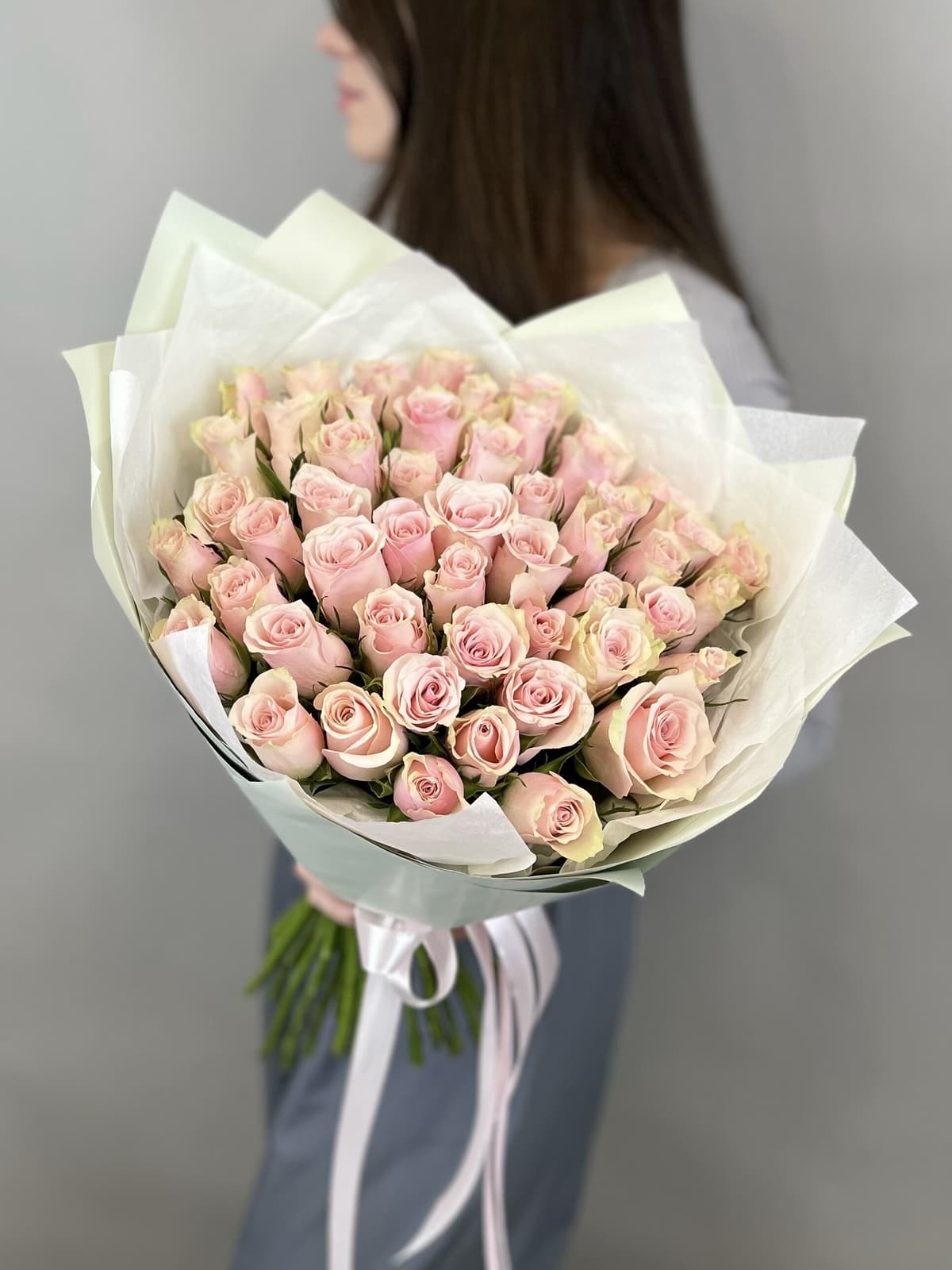 Праздничный букет из 51 розовых роз Кения 35-40 см в матовой бумаге