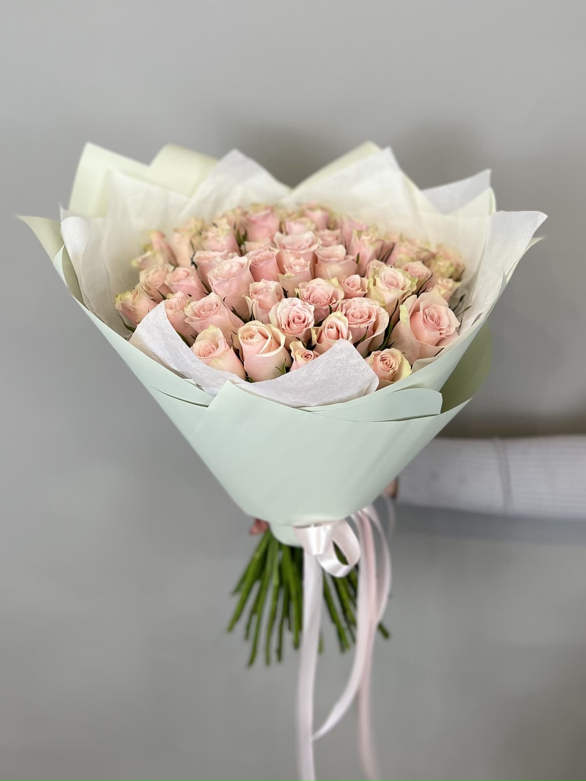 Праздничный букет из 51 розовых роз Кения 35-40 см в матовой бумаге