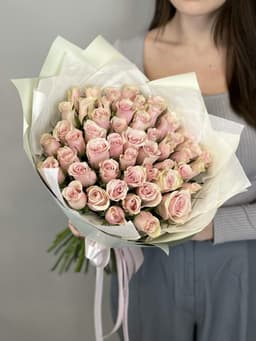Праздничный букет из 51 розовых роз Кения 35-40 см в матовой бумаге