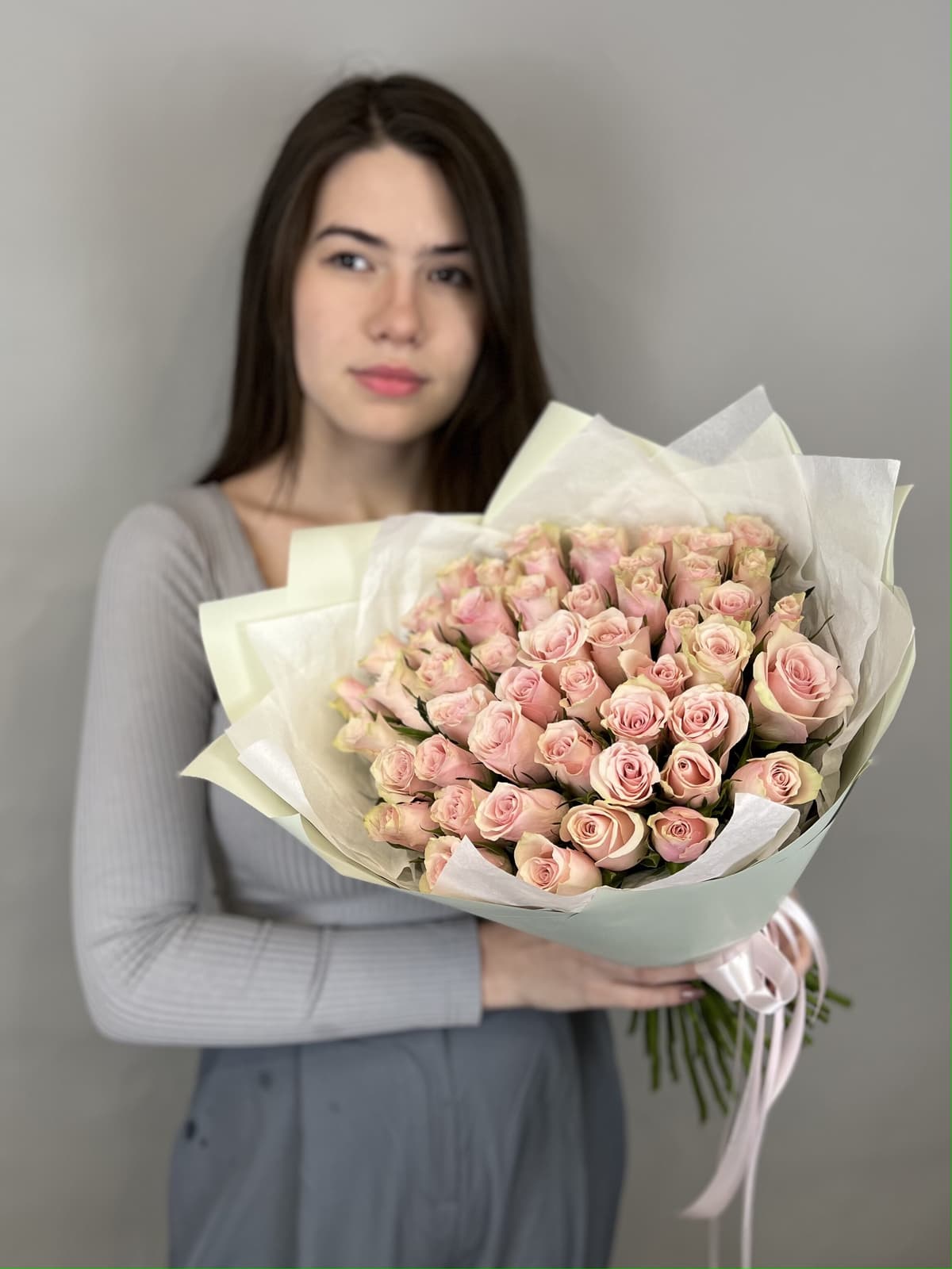 Праздничный букет из 51 розовых роз Кения 35-40 см в матовой бумаге