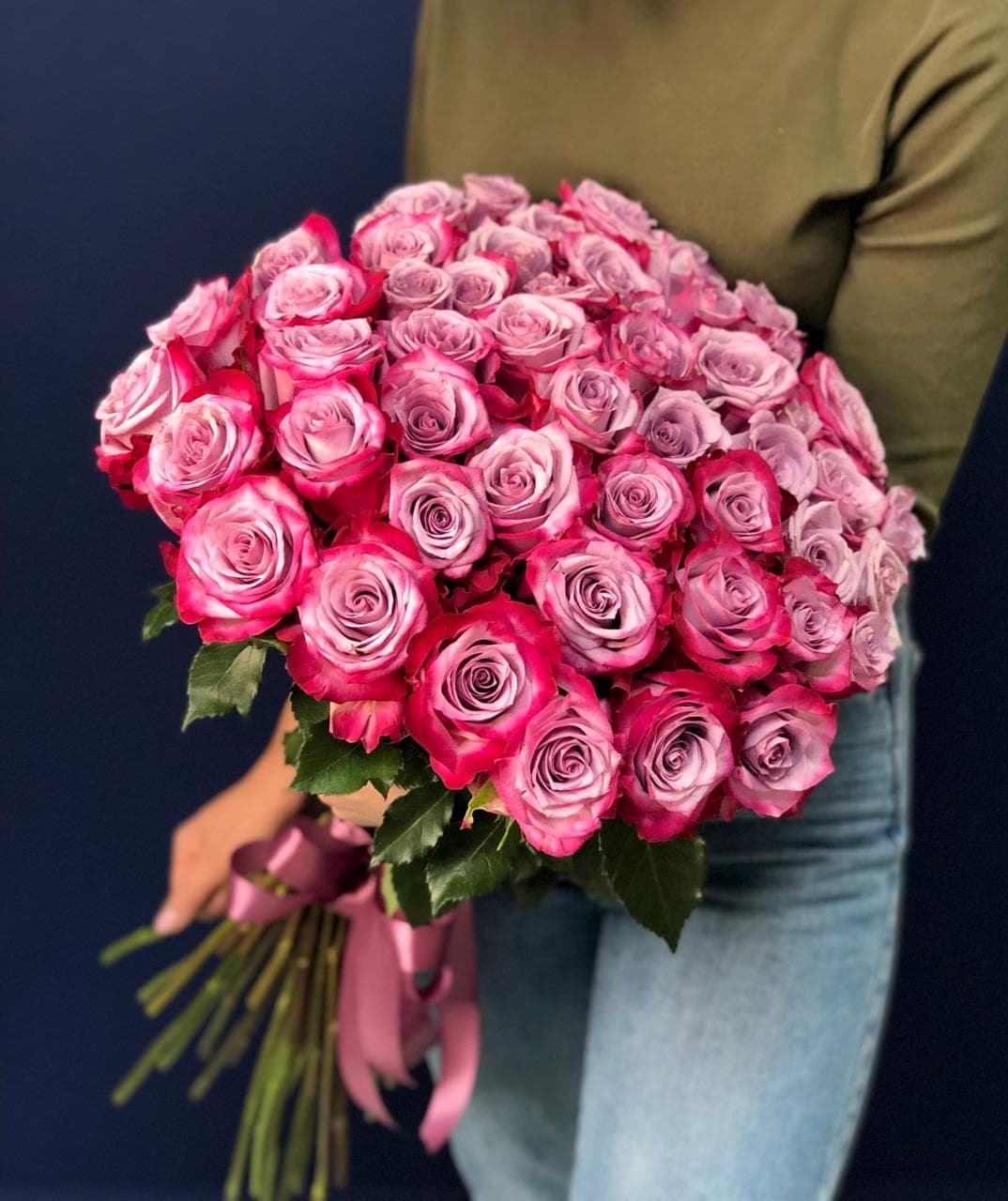 Красивый букет из 51 сиреневой розы 60 см