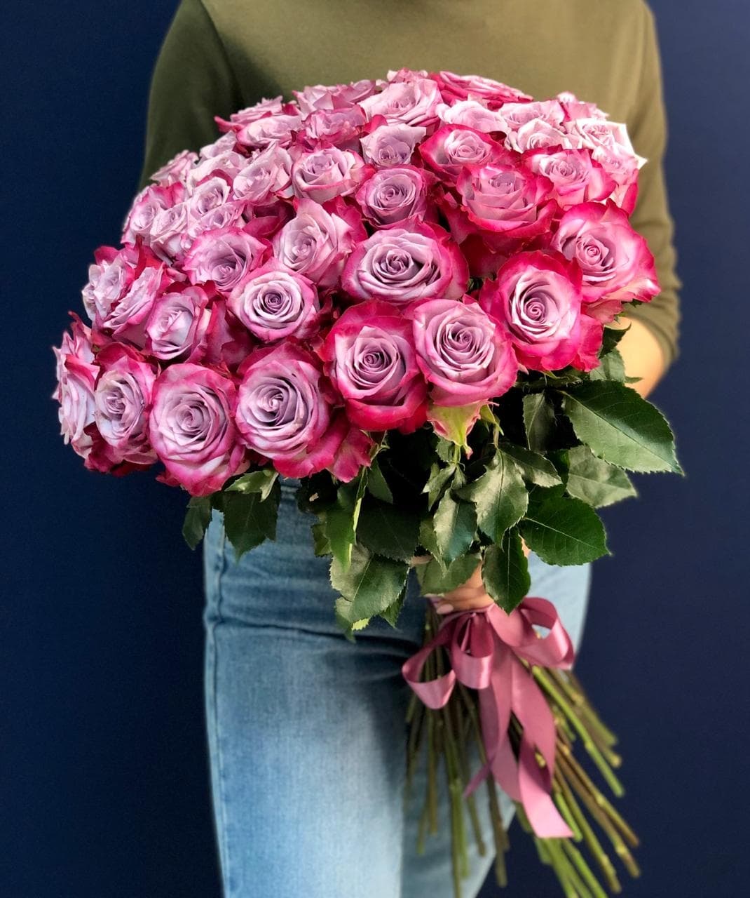 Красивый букет из 51 сиреневой розы 60 см