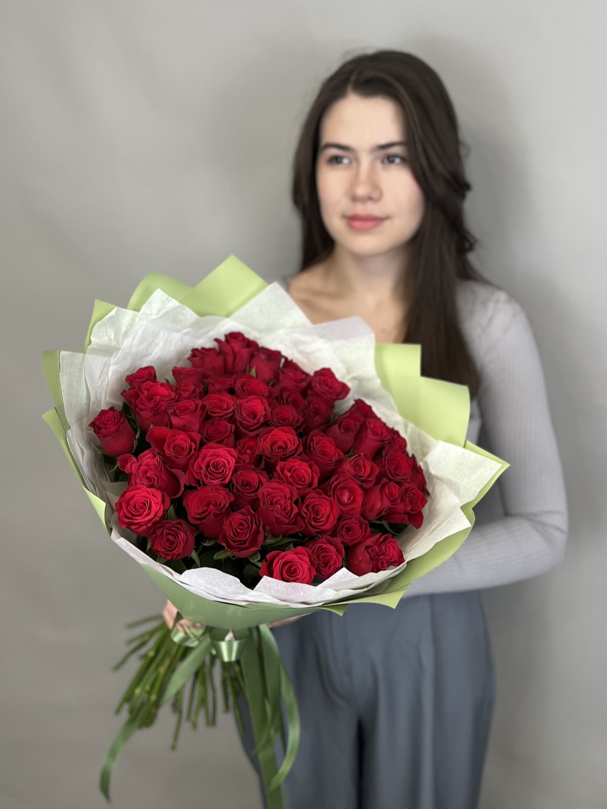 Классический букет из 51 стандартной красной розы в упаковке