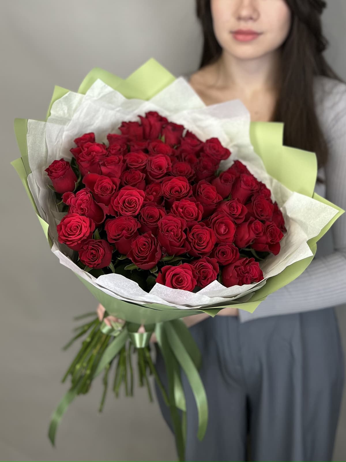 Классический букет из 51 стандартной красной розы 50 см в упаковке