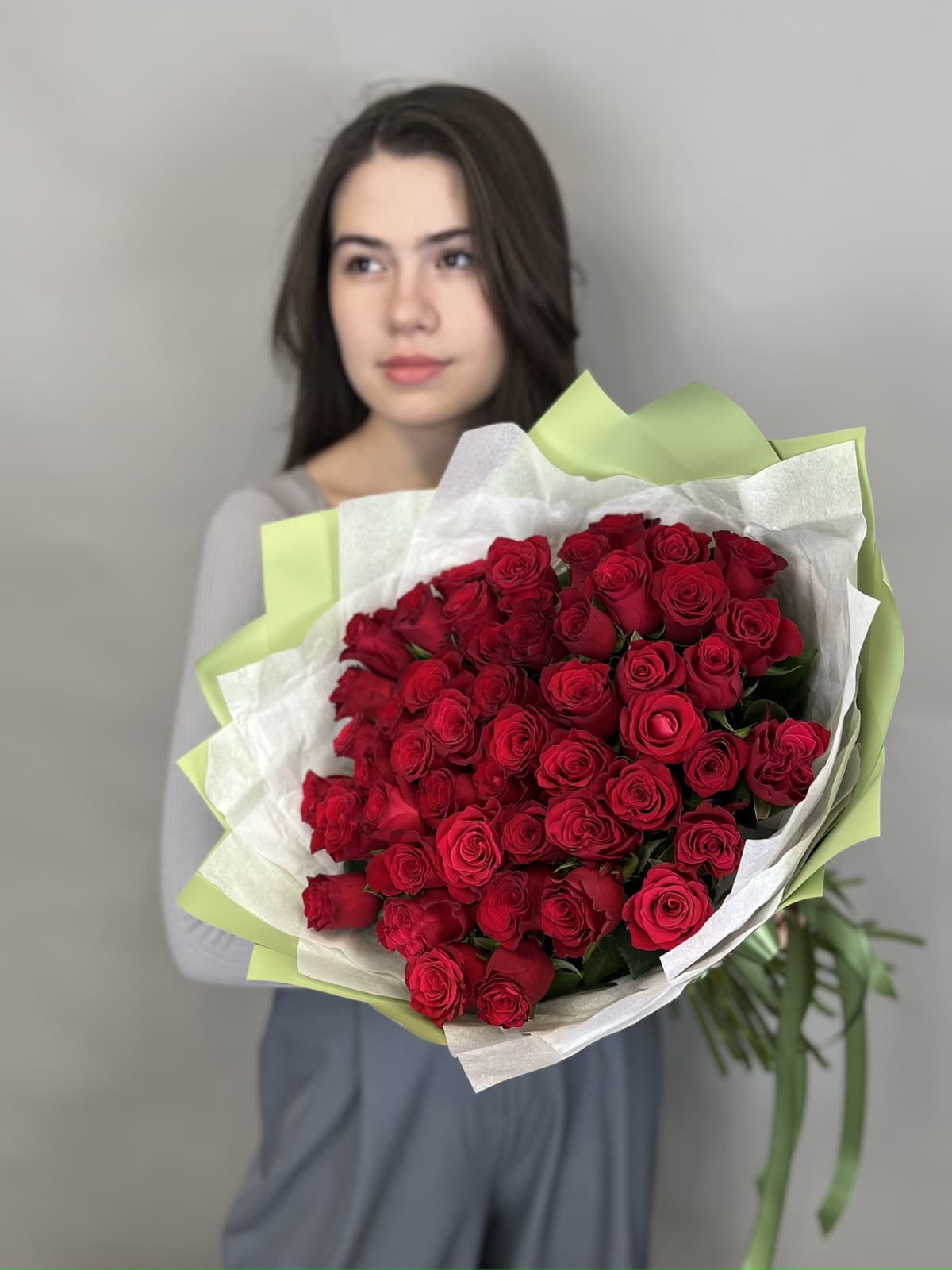 Классический букет из 51 стандартной красной розы 50 см в упаковке