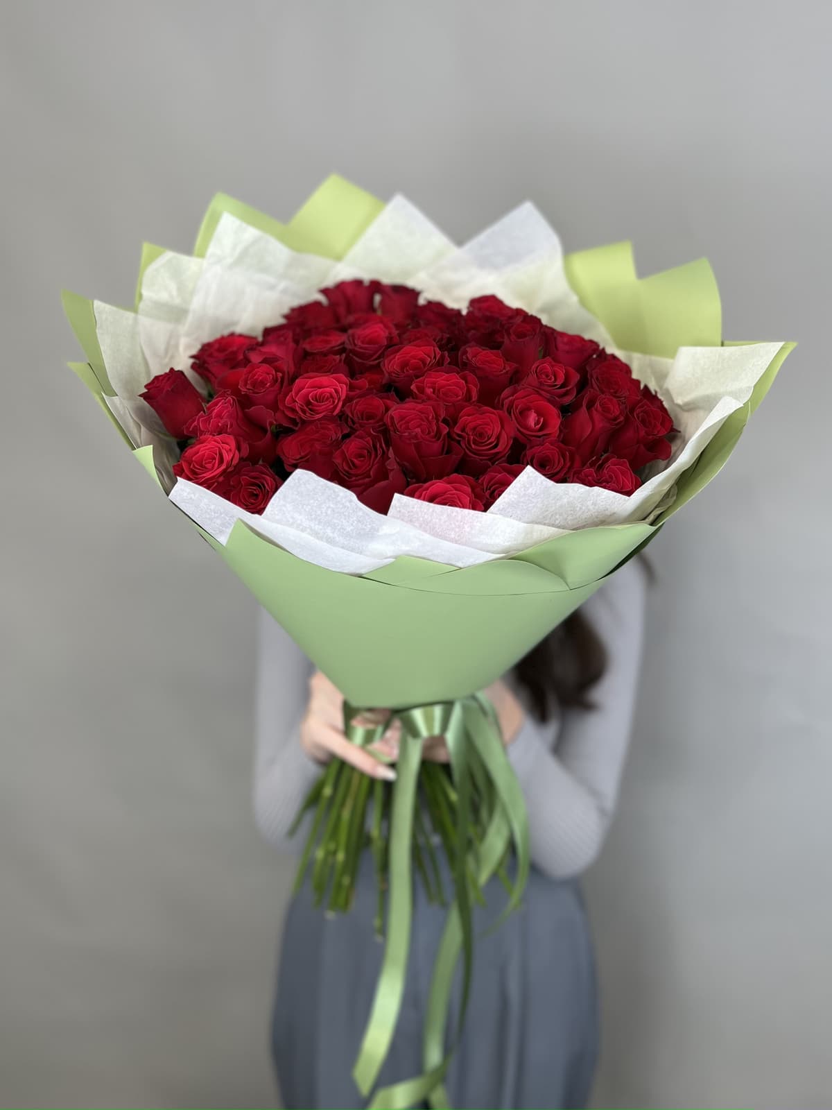Классический букет из 51 стандартной красной розы 50 см в упаковке