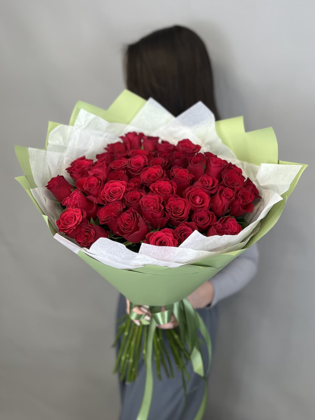 Классический букет из 51 стандартной красной розы 50 см в упаковке