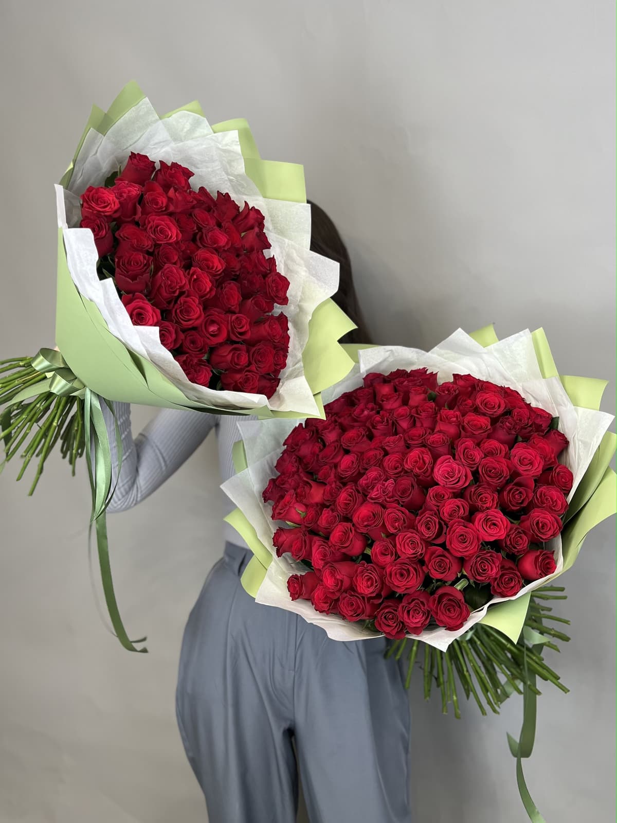 Классический букет из 51 стандартной красной розы 50 см в упаковке