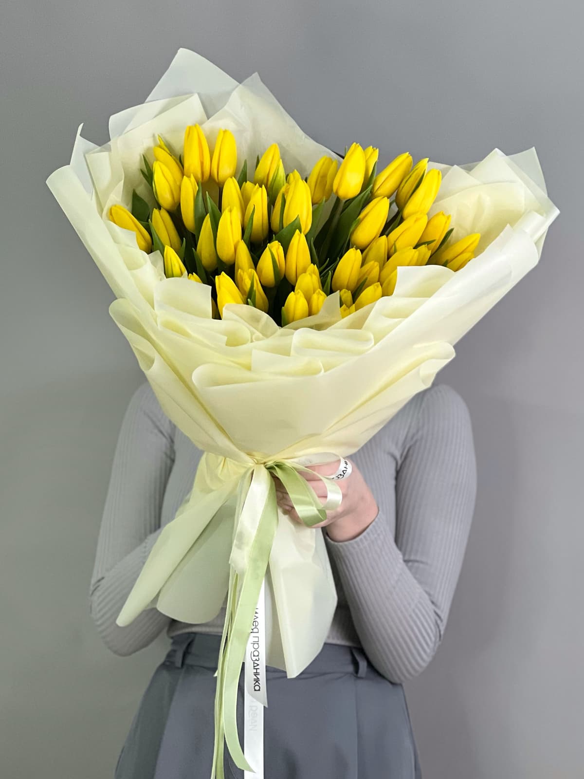 Букет из 51 желтого тюльпана в фирменной упаковке