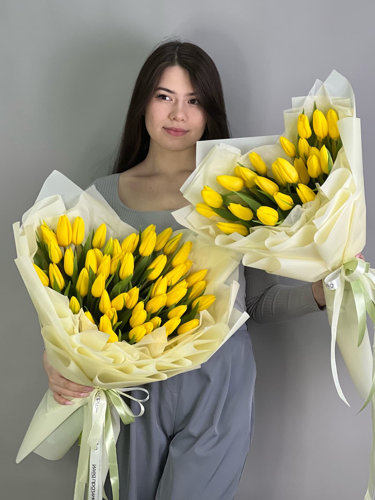 Букет из 51 желтого тюльпана в фирменной упаковке